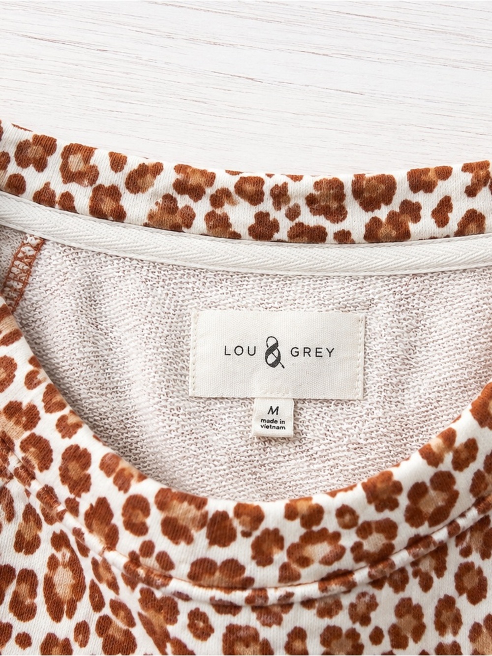 Lou & Grey Womens Medium Leopard Print Sweatshirt & Shorts 2 Piece Lounge Set - Picture 4 of 4